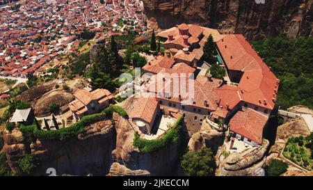 Meteora-Klöster sind das Wunder Griechenlands. Eine der wichtigsten klösterlichen Gemeinschaften auf riesigen Felsformationen. Hochwertige Fotos Stockfoto