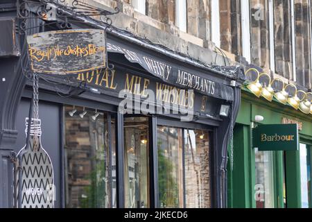 Scotch Whisky Händler Royal Mile Whiskys und Barbour Bekleidungsgeschäft an der Royal Mile im Stadtzentrum von Edinburgh, Schottland, UK Sommer 2022 Stockfoto