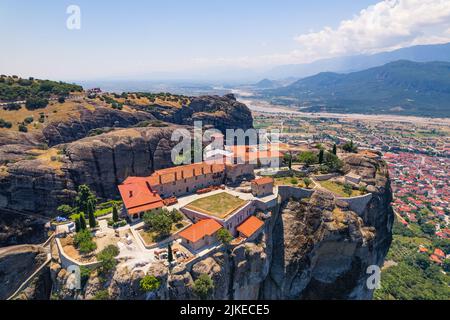Atemberaubende Luftaufnahme der berühmten Meteora in der Nähe der Stadt Kalambaka, Griechenland. Hochwertige Fotos Stockfoto