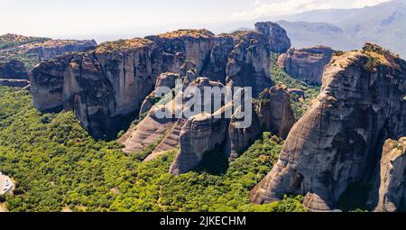 Erstaunliche Luftaufnahme der Meteora-Felstürme bei sonnigem Wetter, Griechenland. Hochwertige Fotos Stockfoto