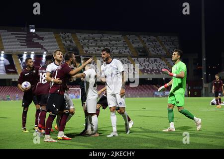 Foto Alessandro Garofalo/LaPresse30 Luglio 2022 Salerno, Italia - US Salernitana vs Adana Demirspor - amichevole estive prima trofeo Angelo Iervolino. Stadio Arechi. Nella foto: Federico Bonazzoli (US Salernitana 1919); Samet Akaydin (Adana Demirspor); momentti di tensione 30. Juli 2022 Salerno, Italien - US Salernitana vs Adana Demirspor, Sportfußball, Sommerfreundschaftsspiel Erstes Angelo Iervolino Trophäe Arechi Stadion. Im Bild: Federico Bonazzoli (US Salernitana 1919); Samet Akaydin (Adana Demirspor); fait Stockfoto