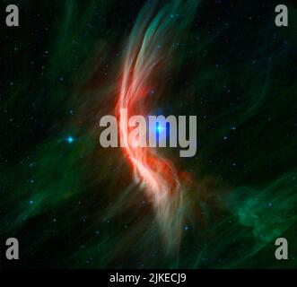 29. Juli 2022 - Weltraum - der Riesenstern Zeta Ophiuchi hat in diesem Infrarotbild des NASA-Weltraumteleskops Spitzer einen „Abstoss“ auf die umgebenden Staubwolken. Sternwinde, die aus diesem sich schnell bewegenden Stern herausströmen, lassen sich im Staub kräuseln, während er sich nähert, und erzeugen einen Bogenschock, der als glühende, gossamere Fäden angesehen wird, die für diesen Stern nur im Infrarotlicht zu sehen sind. Zeta Opphiuchi ist ein junger, großer und heißer Stern, der etwa 370 Lichtjahre entfernt liegt. Es stellt unsere eigene Sonne in vielerlei Hinsicht in den Schatten, es ist etwa sechsmal heißer, achtmal breiter, 20 mal massereicher und etwa 80.000 mal ein Stockfoto