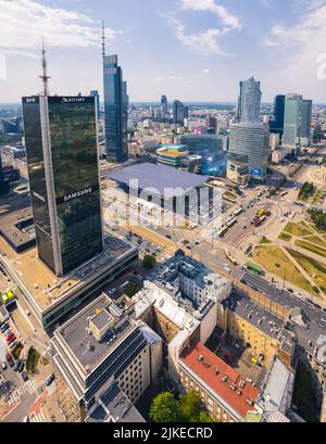 7.22.2022 Warschau, Polen. Vertikale Drohnenperspektive Aufnahme der Innenstadt von Warschau. Centrum LIM Wolkenkratzer und Hauptbahnhof. Hochwertige Fotos Stockfoto