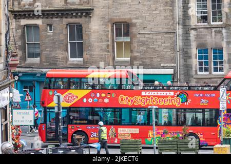 Edinburgh Red Double Decker Sightseeing Tour Bus, Edinburgh, Schottland, UK Sommer 2022 Stockfoto