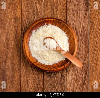 Milchpulver mit Nährstoffen in der Schüssel und dem Löffel Stockfoto