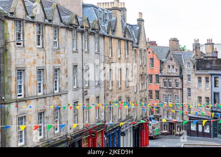 Victoria Street in der Altstadt von Edinburgh, farbenfrohe Ladenfronten, Bauarchitektur und Straßenbau gegenüber der gepflasterten Straße, Edinburgh, Schottland, Großbritannien ,2022 Stockfoto