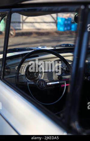 Eine vertikale Ansicht eines alten VW Käfer-Lenkrads während der Rallye des Princesses Stockfoto