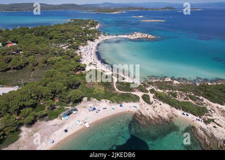 Karidi, Griechenland. Kleiner, aber sehr schöner Naturstrand auf der Halbinsel Chalkidiki. Einige Touristen entspannen und Sonnenbaden. Luftaufnahme. Hochwertige Fotos Stockfoto