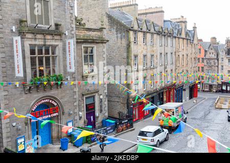 Victoria Street in der Altstadt von Edinburgh, farbenfrohe Ladenfronten, Bauarchitektur und Straßenbau gegenüber der gepflasterten Straße, Edinburgh, Schottland, Großbritannien ,2022 Stockfoto