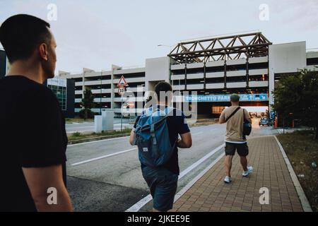 Italien. Venedig. 09.07.2022 Vor dem Hintergrund eines Sonnenuntergangs in Venedig Läuft Eine Gruppe von Menschen auf den Parkplatz zu. Reisen mit Freunden Touristen Stockfoto