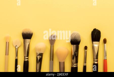 Künstler Pinsel und Stifte auf isolierten rosa Hintergrund angezeigt. Stockfoto