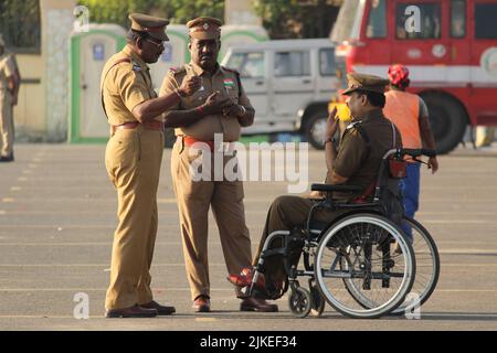 Chennai, Tamilnadu / Indien - Januar 01 2020 : Polizeibeamter im Rollstuhl ist bereit für Paraden und Kontrollvorkehrungen am chennai Marina Strand Stockfoto