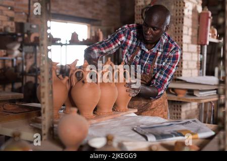 Potter Qualität von keramischen Objekten prüfen Stockfoto