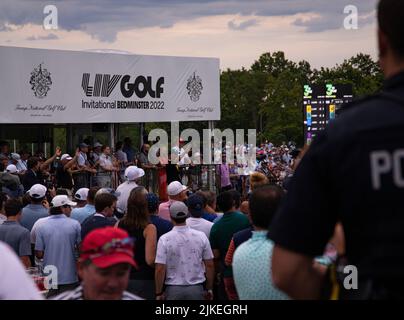 Bedminster, NJ-Präs. Donald Trump und viele Zuschauer am LIV Golf Bedminster Invitational Final Day des Wettbewerbs. 31. Juli 2022. @ Veronica Bruno / Alamy Stockfoto