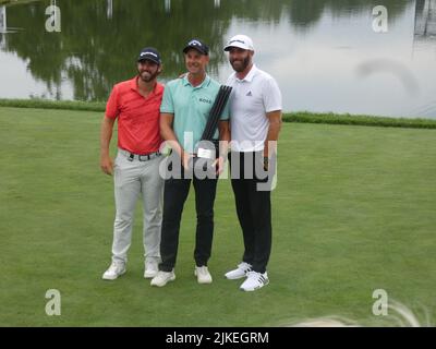 Trump National Golf Resort, Bedminster, NY. 31. Juli 2022. Henrik Stenson, Dustin Johnson und Martin Wolff feiern ihre Siege beim LIV Invitational Golf Tournament 2022, das im Trump National Golf Club in Bedminster, New Jersey, ausgetragen wird. Quelle: ©Julia Mineeva/EGBN TV News/Alamy Live News Stockfoto