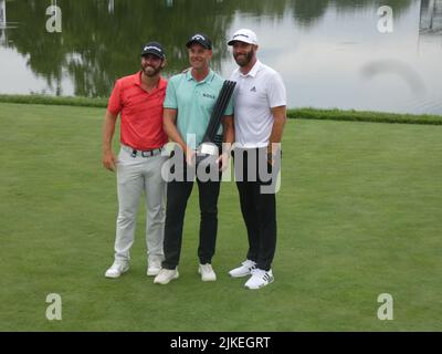 Trump National Golf Resort, Bedminster, NY. 31. Juli 2022. Henrik Stenson, Dustin Johnson und Martin Wolff feiern ihre Siege beim LIV Invitational Golf Tournament 2022, das im Trump National Golf Club in Bedminster, New Jersey, ausgetragen wird. Quelle: ©Julia Mineeva/EGBN TV News/Alamy Live News Stockfoto