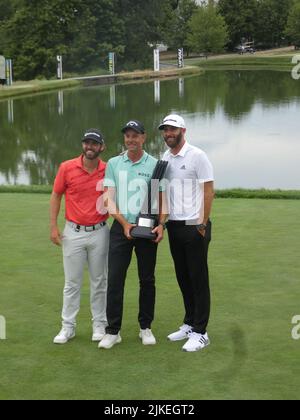 Trump National Golf Resort, Bedminster, NY. 31. Juli 2022. Henrik Stenson, Dustin Johnson und Martin Wolff feiern ihre Siege beim LIV Invitational Golf Tournament 2022, das im Trump National Golf Club in Bedminster, New Jersey, ausgetragen wird. Quelle: ©Julia Mineeva/EGBN TV News/Alamy Live News Stockfoto