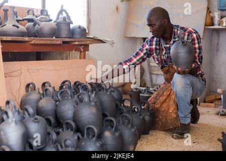 Potter Qualität von keramischen Objekten prüfen Stockfoto