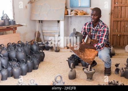 Potter Qualität von keramischen Objekten prüfen Stockfoto