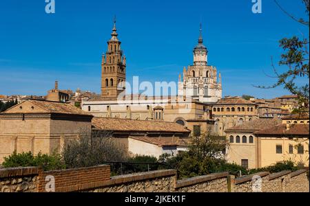 Glockenturm und Kuppel der Kathedrale von Tarazona, die sich über Wohngebäuden erhebt Stockfoto