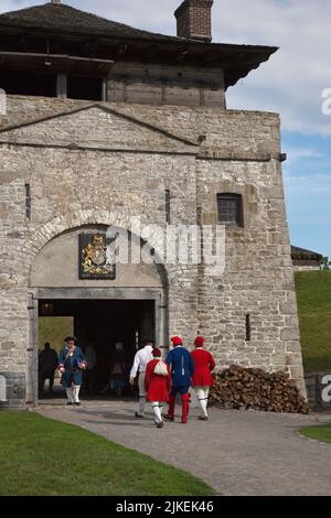 In zeitbekleideter Kleidung. Old Fort Niagara State Park, NY Stockfoto