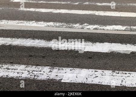 Asphaltierte Straße für den Autoverkehr, Straße für Fahrzeuge mit weißen Straßenmarkierungen auf dem Asphalt, Fußgängerüberweg Stockfoto