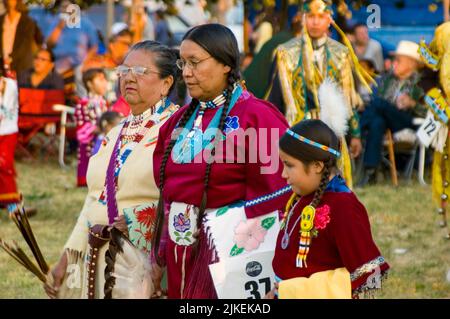 Großmutter, Mutter und Tochter in traditionell geperlten Kleidern im Crow Indian Reservation, Crow Agency Montana Stockfoto