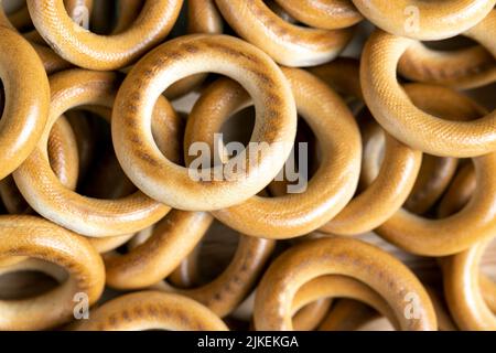 Eine große Menge an traditionellen Snacks rund Cracknel, traditionelle russische gekochte Brot Produkt mit geringer Luftfeuchtigkeit -rund Cracknel Stockfoto