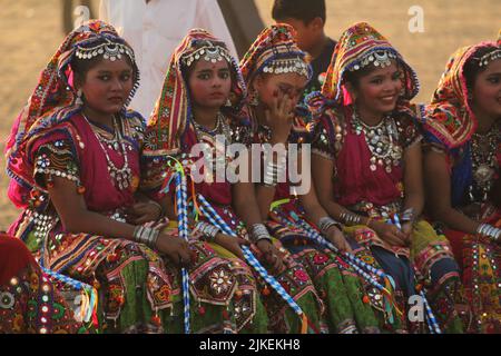 Chennai, Tamilnadu, Indien - Januar 26 2020 : Schüler tragen farbenfrohe Kostüme und präsentieren ihre Kunst und feiern anlässlich der indischen Stockfoto