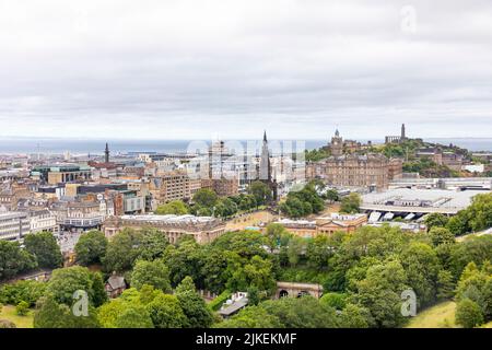 Stadtbild von Edinburgh, balmoral Hotel, Carlton Hill, scott Monument, National Gallery und Firth of Forth, vom Schloss, Edinburgh Scotland UK Stockfoto