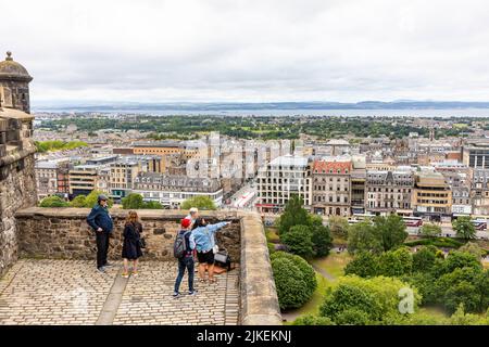 Edinburgh Blick von der Edinburgh Castle Walls Blick über die Neustadt in Richtung Firth of Forth Edinburgh, Sommers day 2022, Schottland, UK Stockfoto