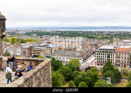 Edinburgh Blick von der Edinburgh Castle Walls Blick über die Neustadt in Richtung Firth of Forth Edinburgh, Sommers day 2022, Schottland, UK Stockfoto