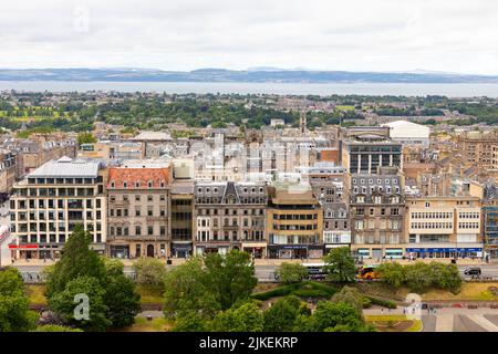 Blick auf Edinburgh und Leith vom Edinburgh Castle aus auf die Neustadt und Richtung Fife, Skyline von Edinburgh, Schottland, UK Sommer 2022 Stockfoto