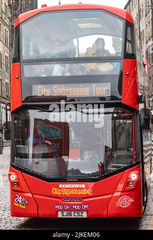 Die Royal Mile Edinburgh, Doppeldecker rot City Explorer Tour Bus Passagiere an Bord für Stadtrundfahrt durch Edinburgh, Schottland, UK Sommer 2022 Stockfoto