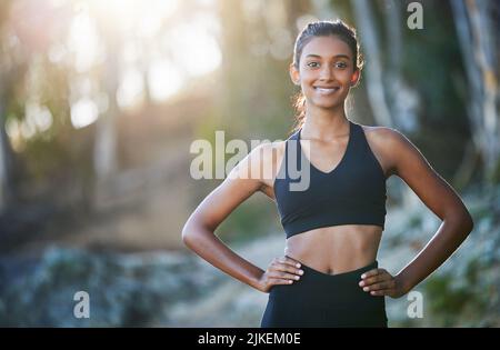Ein morgendlicher Lauf erfrischt mich vollständig. Porträt einer sportlichen jungen Frau, die im Freien trainiert. Stockfoto