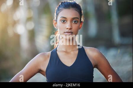 Morgen wünschen Sie sich, dass Sie heute begonnen hätten. Porträt einer sportlichen jungen Frau, die im Freien trainiert. Stockfoto