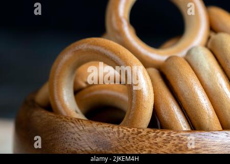 Eine große Menge an traditionellen Snacks rund Cracknel, traditionelle russische gekochte Brot Produkt mit geringer Luftfeuchtigkeit -rund Cracknel Stockfoto