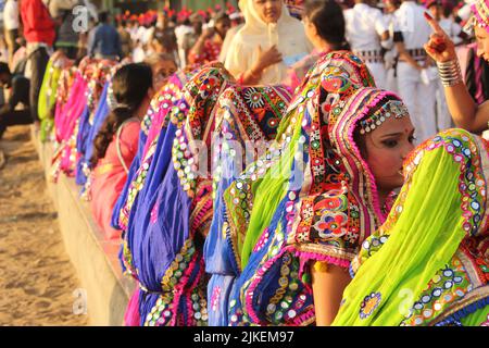 Chennai, Tamilnadu, Indien - Januar 26 2020 : Schüler tragen farbenfrohe Kostüme und präsentieren ihre Kunst und feiern anlässlich der indischen Stockfoto