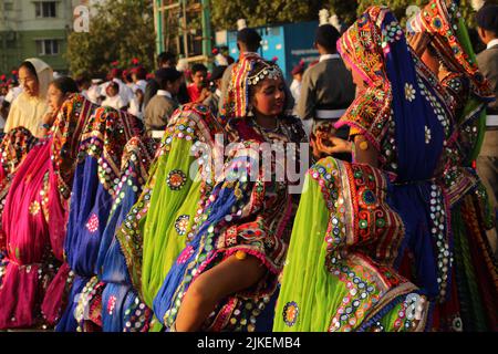 Chennai, Tamilnadu, Indien - Januar 26 2020 : Schüler tragen farbenfrohe Kostüme und präsentieren ihre Kunst und feiern anlässlich der indischen Stockfoto