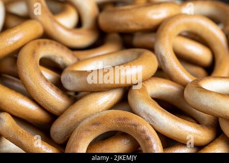 Eine große Menge an traditionellen Snacks rund Cracknel, traditionelle russische gekochte Brot Produkt mit geringer Luftfeuchtigkeit -rund Cracknel Stockfoto