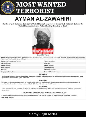 Al-Qaida-Terroristenführer Ayman al-Zawahiri FBI-Plakat „gesucht“, auf dem der Terroristenführer als verstorben erklärt wird. Ayman Mohammed Rabie al-Zawahiri; 19. Juni 1951 – 31. Juli 2022) war ein in Ägypten geborener Arzt und Theologe, der vom 2011. Juni bis zu seinem Tod im Juli 2022 Anführer der Terrorgruppe al-Qaida war. Er folgte Osama bin Laden nach seinem Tod nach und war früher ein hochrangiges Mitglied islamistischer Organisationen, die Angriffe in Asien, Afrika, Nordamerika und Europa anführten. 2012 rief er Muslime dazu auf, westliche Menschen in muslimischen Ländern zu entführen. Stockfoto