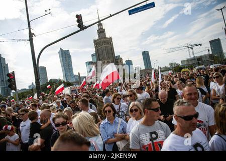 Warschau, Polen. 01. August 2022. Eine Menschenmenge sah, wie sie zum Gedenken an den 78.. Jahrestag des Warschauer Aufstands marschierte. Tausende von Menschen nahmen an einem von nationalistischen Organisationen organisierten marsch zur Feier des 75.. Jahrestages des Warschauer Aufstands Teil. Der Warschauer Aufstand (Powstanie Warszawskie) war die größte Militäroperation aller Widerstandsbewegungen in Europa gegen die Nazi-deutschen Besatzer während des Zweiten Weltkriegs Kredit: SOPA Images Limited/Alamy Live Nachrichten Stockfoto