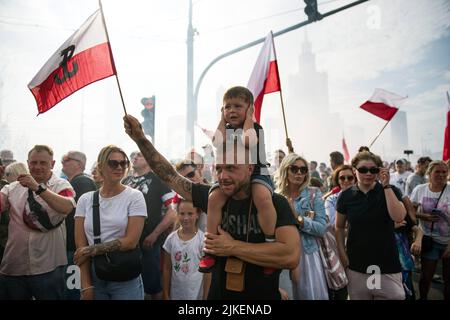 Warschau, Polen. 01. August 2022. Während der Gedenkfeier des Warschauer Aufstands winken die Teilnehmer polnische Flaggen. Tausende von Menschen nahmen an einem von nationalistischen Organisationen organisierten marsch zur Feier des 75.. Jahrestages des Warschauer Aufstands Teil. Der Warschauer Aufstand (Powstanie Warszawskie) war die größte Militäroperation aller Widerstandsbewegungen in Europa gegen die Nazi-deutschen Besatzer während des Zweiten Weltkriegs Kredit: SOPA Images Limited/Alamy Live Nachrichten Stockfoto