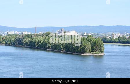 Wiesbaden, Deutschland. 28.. Juli 2022. Die Petersaue liegt auf einer Länge von drei Kilometern zwischen dem linken und dem rechten Rheinufer. Der Blick von der Theodor-Heuss-Brücke reicht bis in das Industriegebiet der Wiesbadener Stadtteile Mainz-Kastel und Mainz-Amöneburg (dpa: "Petersaue kümmert sich um Trinkwasser und Abwasser"). Quelle: Peter Zschunke/dpa/Alamy Live News Stockfoto