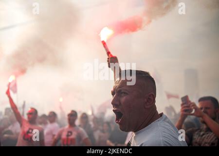 Warschau, Polen. 01. August 2022. Anlässlich des 78.. Jahrestages des Warschauer Aufstands halten die Teilnehmer brennende Fackeln ab. Tausende von Menschen nahmen an einem von nationalistischen Organisationen organisierten marsch zur Feier des 75.. Jahrestages des Warschauer Aufstands Teil. Der Warschauer Aufstand (Powstanie Warszawskie) war die größte Militäroperation aller Widerstandsbewegungen in Europa gegen die Nazi-deutschen Besatzer während des Zweiten Weltkriegs (Foto von Attila Husejnow/SOPA Images/Sipa USA) Quelle: SIPA USA/Alamy Live News Stockfoto