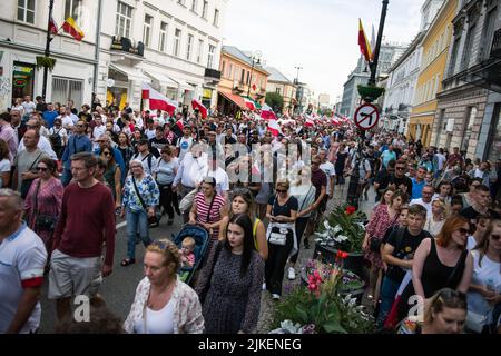 Warschau, Polen. 01. August 2022. Eine Menschenmenge sah, wie sie zum Gedenken an den 78.. Jahrestag des Warschauer Aufstands marschierte. Tausende von Menschen nahmen an einem von nationalistischen Organisationen organisierten marsch zur Feier des 75.. Jahrestages des Warschauer Aufstands Teil. Der Warschauer Aufstand (Powstanie Warszawskie) war die größte Militäroperation aller Widerstandsbewegungen in Europa gegen die Nazi-deutschen Besatzer während des Zweiten Weltkriegs (Foto von Attila Husejnow/SOPA Images/Sipa USA) Quelle: SIPA USA/Alamy Live News Stockfoto