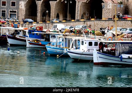 Fischerboote liegen im Hafen von Heraklion in Kreta Griechenland Stockfoto