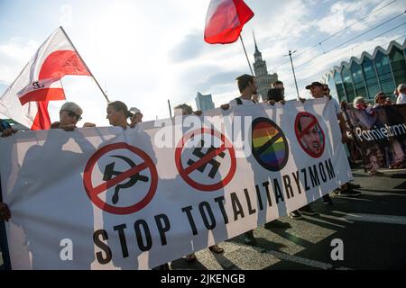 Warschau, Polen. 01. August 2022. Während des marsches in Warschau halten die Menschen ein Transparent mit durchgestrichenen Symbolen. Tausende von Menschen nahmen an einem von nationalistischen Organisationen organisierten marsch zur Feier des 75.. Jahrestages des Warschauer Aufstands Teil. Der Warschauer Aufstand (Powstanie Warszawskie) war die größte Militäroperation aller Widerstandsbewegungen in Europa gegen die Nazi-deutschen Besatzer während des Zweiten Weltkriegs (Foto von Attila Husejnow/SOPA Images/Sipa USA) Quelle: SIPA USA/Alamy Live News Stockfoto