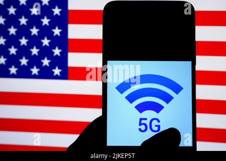 Indien. 01. August 2022. In dieser Fototafel wird ein 5G-Logo auf einem Smartphone mit einer amerikanischen Flagge im Hintergrund angezeigt. Kredit: SOPA Images Limited/Alamy Live Nachrichten Stockfoto