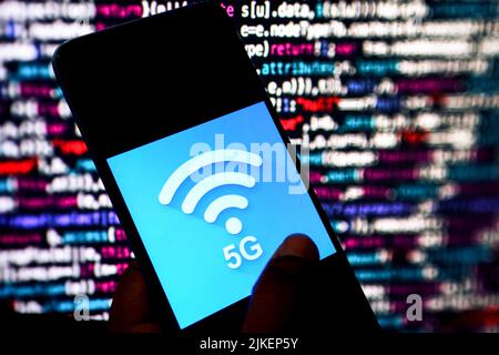 Indien. 01. August 2022. In dieser Abbildung wird ein 5G-Logo auf einem Smartphone angezeigt. Kredit: SOPA Images Limited/Alamy Live Nachrichten Stockfoto